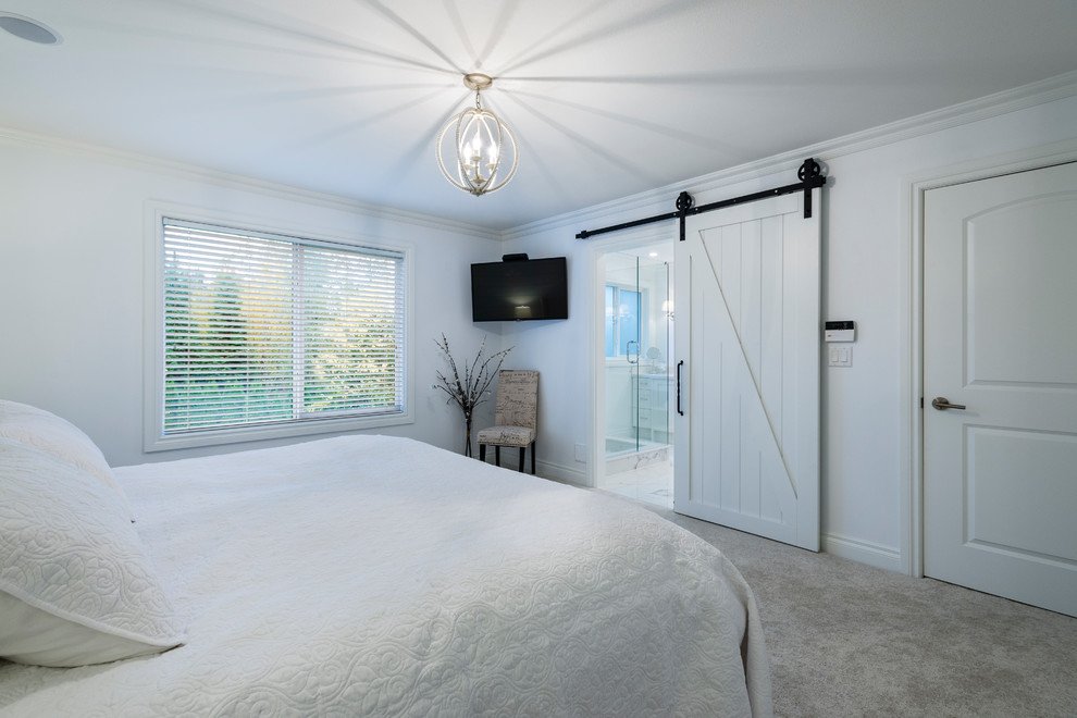 Свежая идея для дизайна: большая хозяйская спальня в классическом стиле с белыми стенами, ковровым покрытием и серым полом без камина - отличное фото интерьера