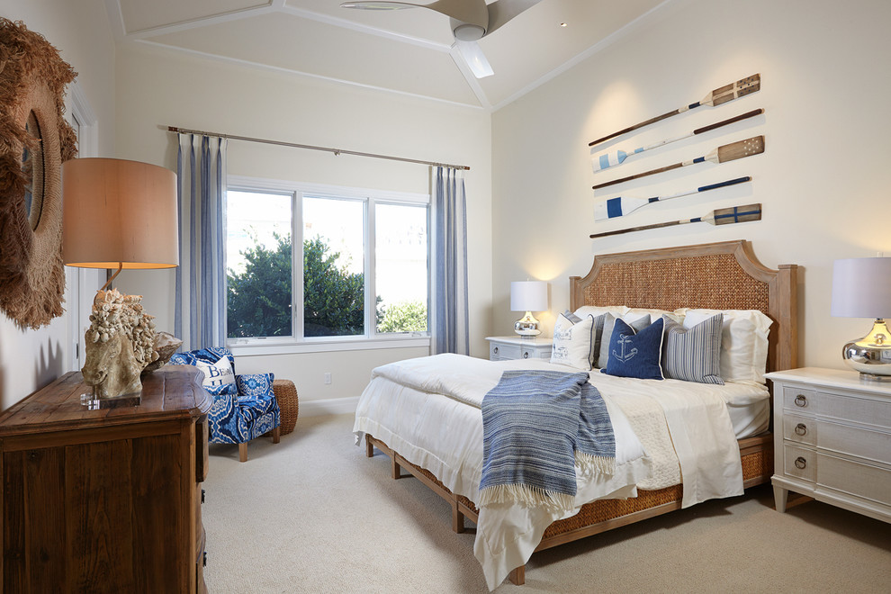 Идея дизайна: спальня в морском стиле с бежевыми стенами и ковровым покрытием без камина