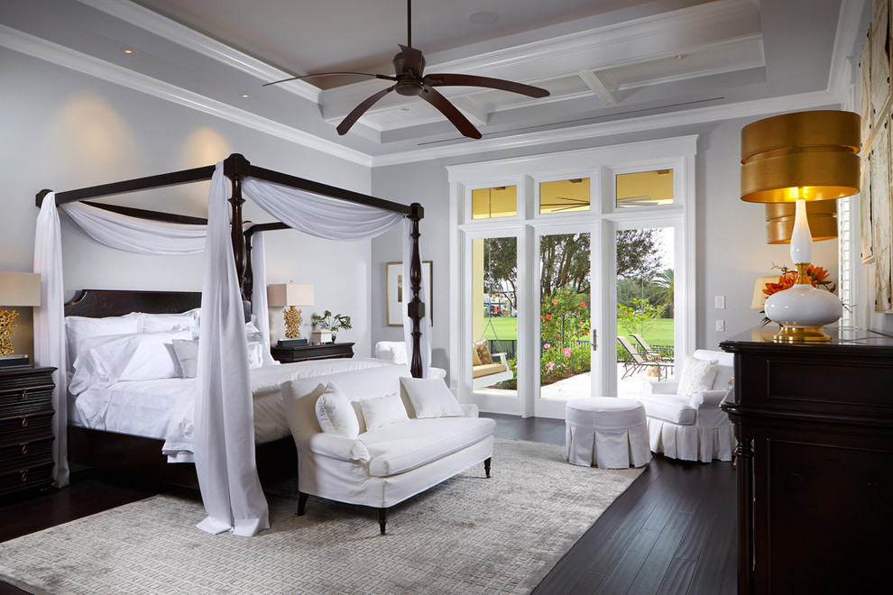 Immagine di una camera da letto tropicale con pareti grigie