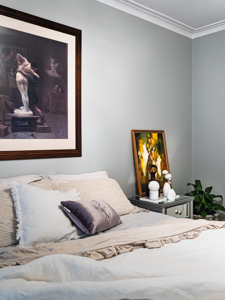 Пример оригинального дизайна: хозяйская спальня среднего размера в современном стиле с серыми стенами, ковровым покрытием и желтым полом