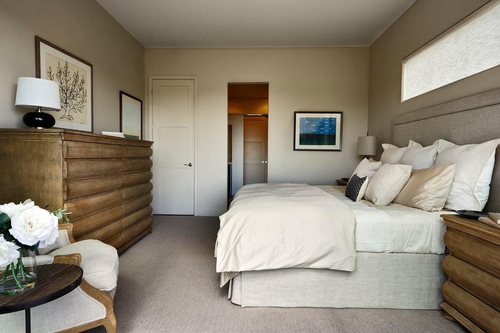 На фото: спальня в стиле неоклассика (современная классика) с бежевыми стенами и ковровым покрытием без камина с