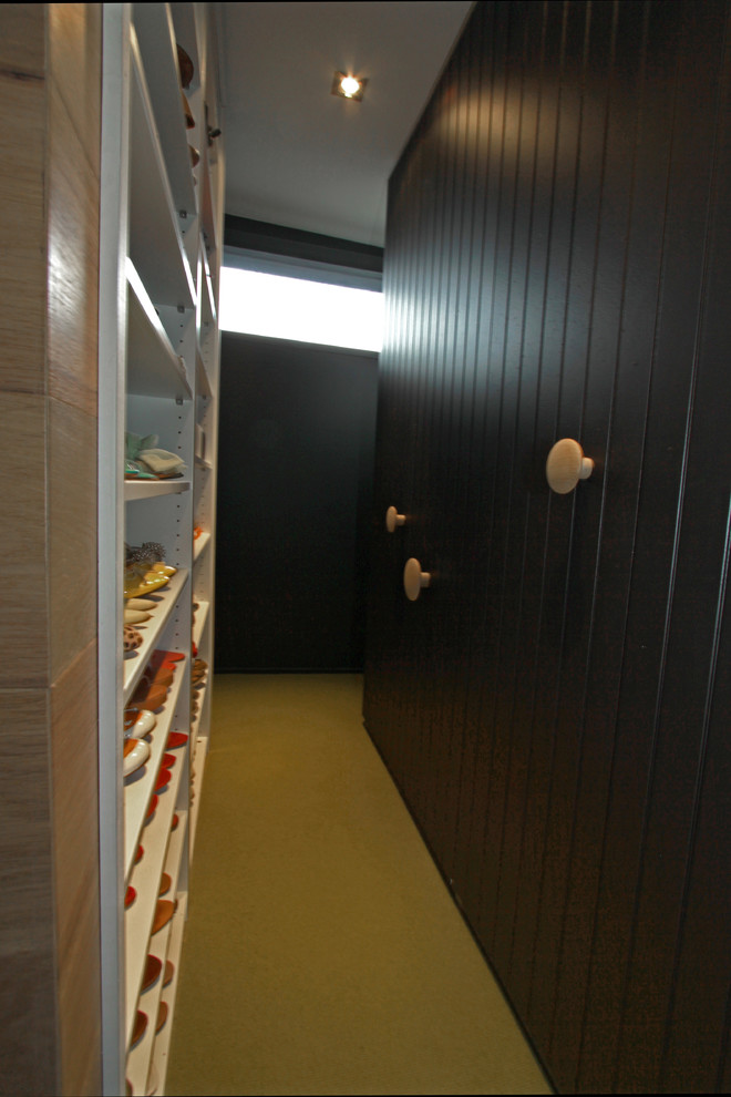 Inspiration för små moderna sovrum, med svarta väggar, heltäckningsmatta och gult golv