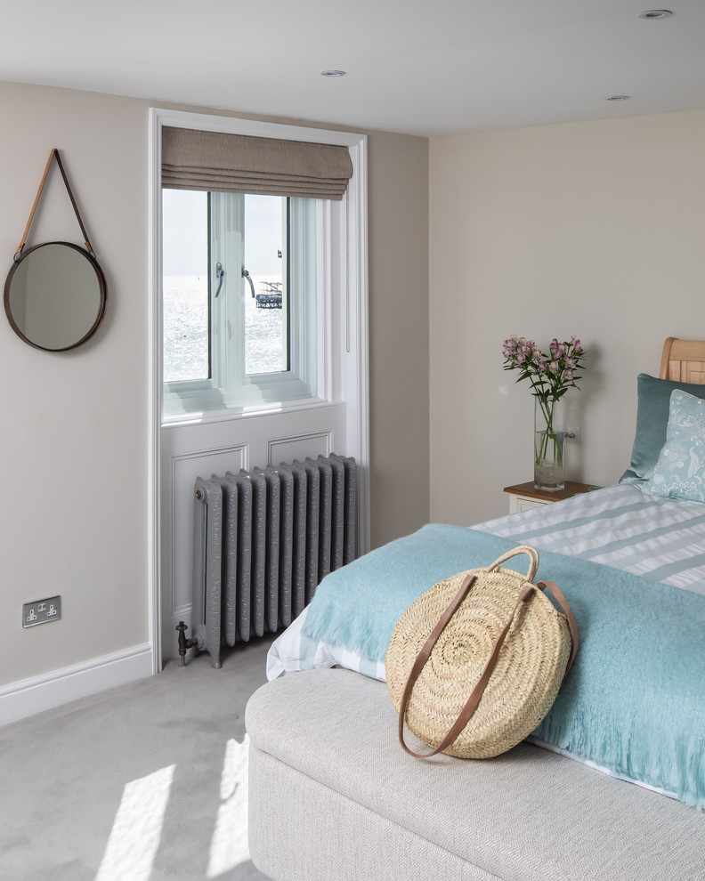 Diseño de habitación de invitados tradicional renovada pequeña con paredes beige, moqueta y suelo gris