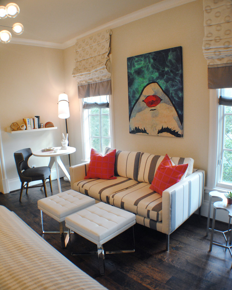 Inspiration pour une chambre design de taille moyenne avec un mur beige et un sol en bois brun.