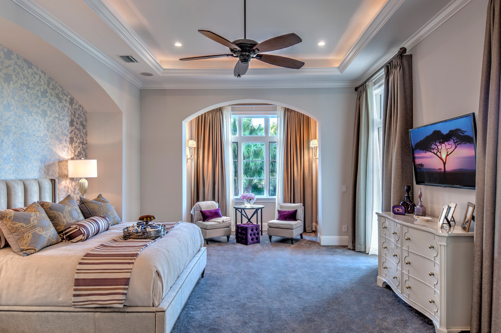 На фото: большая хозяйская спальня в средиземноморском стиле с серыми стенами, ковровым покрытием и серым полом с