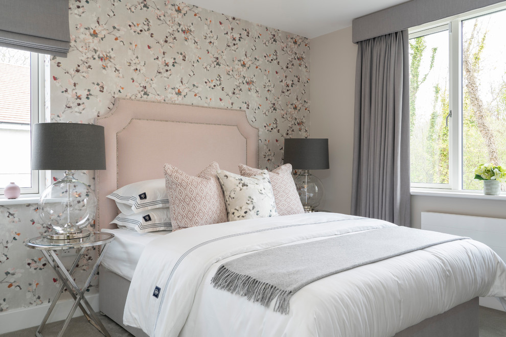 Immagine di una camera da letto classica con pareti beige, moquette e pavimento grigio