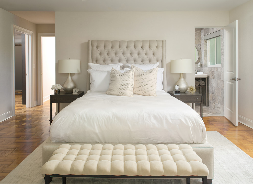 タンパにあるトランジショナルスタイルのおしゃれな主寝室 (ベージュの壁、無垢フローリング、茶色い床、グレーとブラウン)