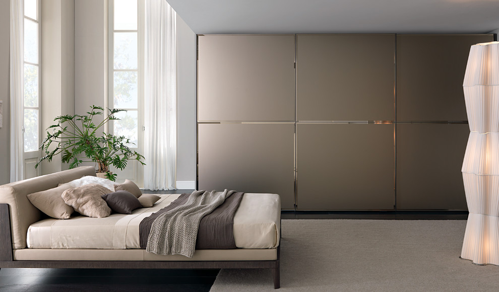Ispirazione per una camera da letto minimal di medie dimensioni con pavimento in legno massello medio