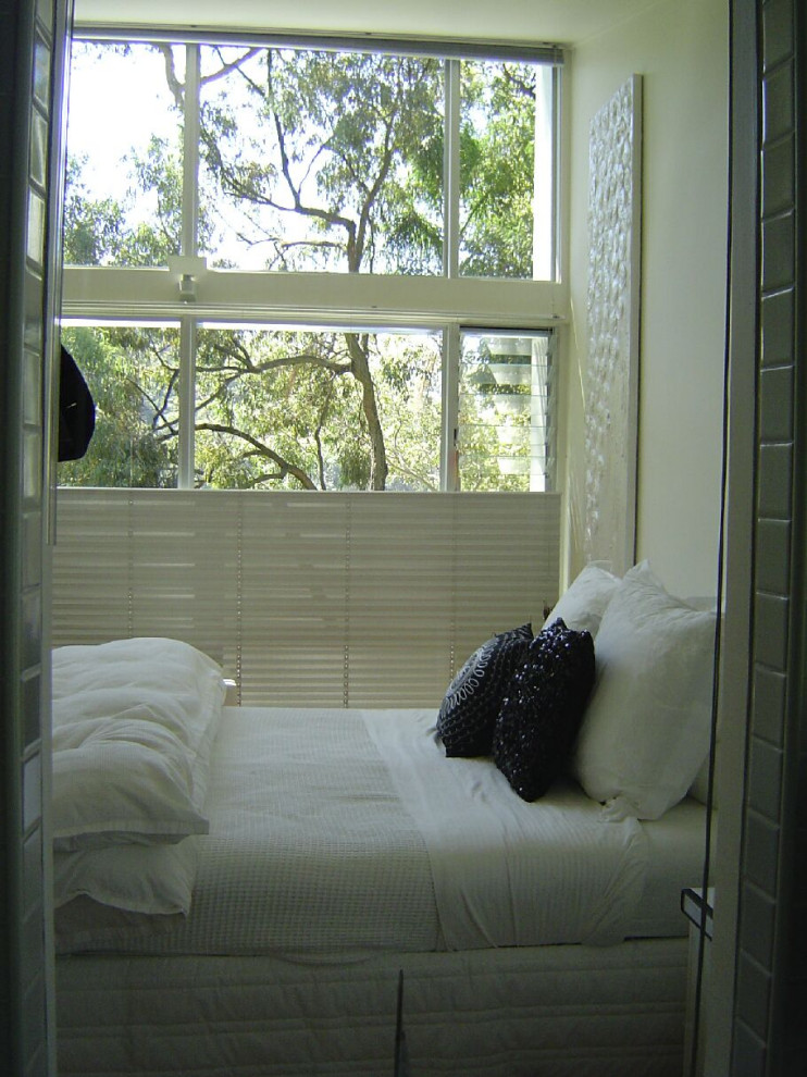 Идея дизайна: маленькая хозяйская спальня в морском стиле с белыми стенами, светлым паркетным полом и сводчатым потолком для на участке и в саду
