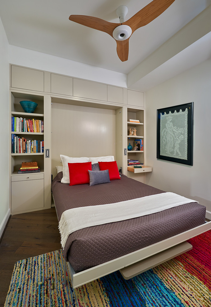 Foto de habitación de invitados actual de tamaño medio sin chimenea con paredes blancas, suelo de madera oscura y suelo marrón