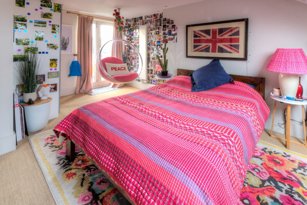 Свежая идея для дизайна: гостевая спальня среднего размера, (комната для гостей) в стиле модернизм с белыми стенами, ковровым покрытием и разноцветным полом - отличное фото интерьера