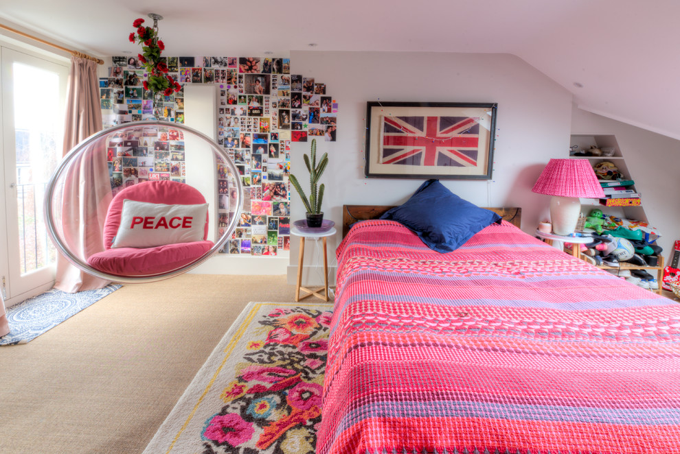 ロンドンにある中くらいなモダンスタイルのおしゃれな客用寝室 (白い壁、カーペット敷き、マルチカラーの床)