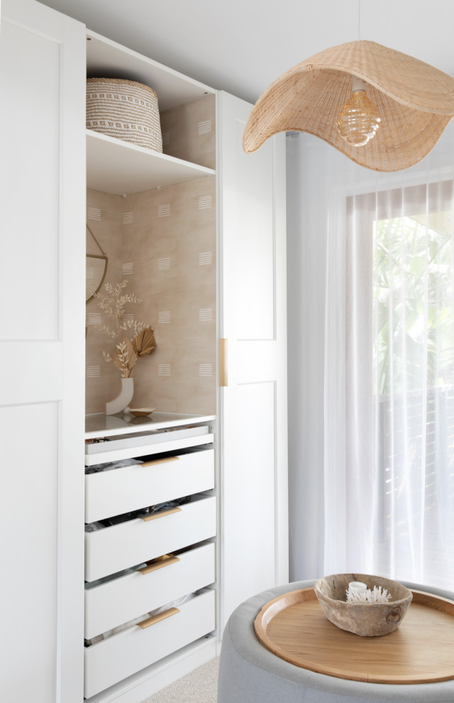 Modelo de dormitorio marinero con paredes blancas, moqueta y suelo beige