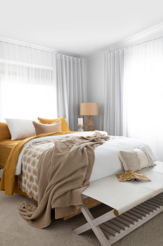 Maritimes Schlafzimmer mit weißer Wandfarbe, Teppichboden und beigem Boden in Brisbane
