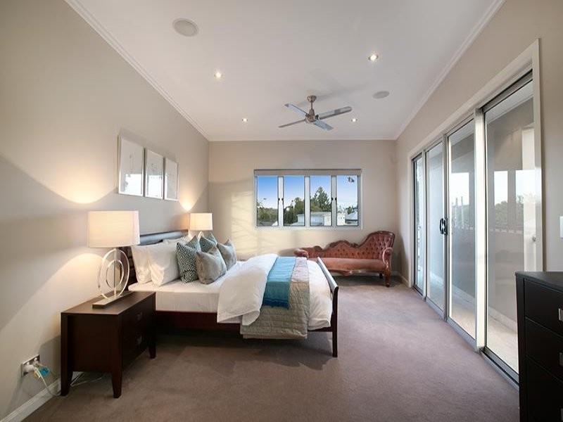 Diseño de habitación de invitados minimalista grande sin chimenea con paredes blancas, moqueta y suelo marrón