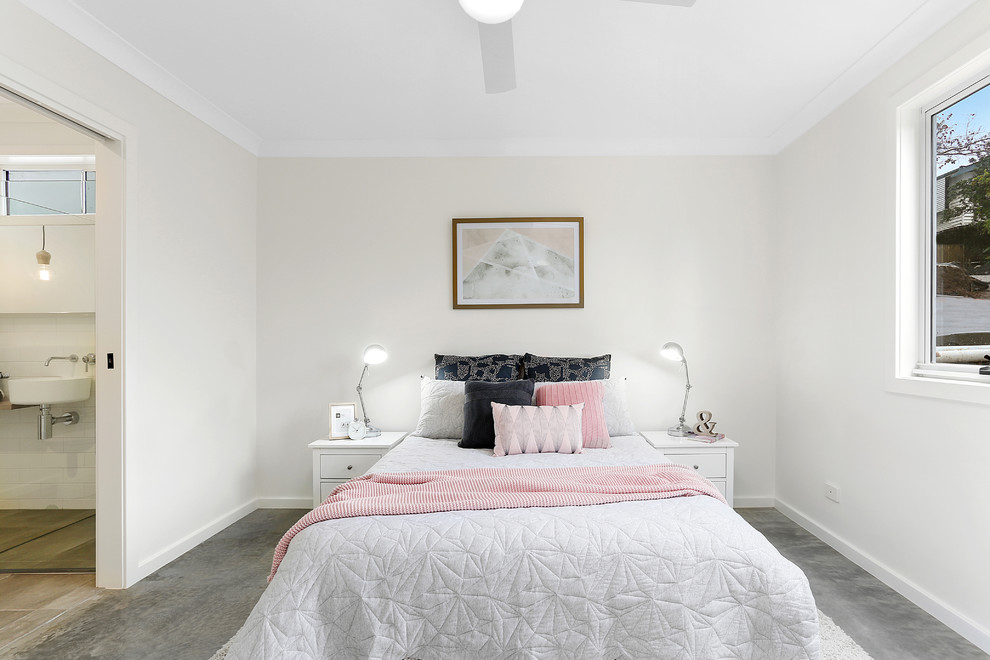 Cette photo montre une chambre avec moquette grise et rose chic avec un mur blanc et un sol gris.