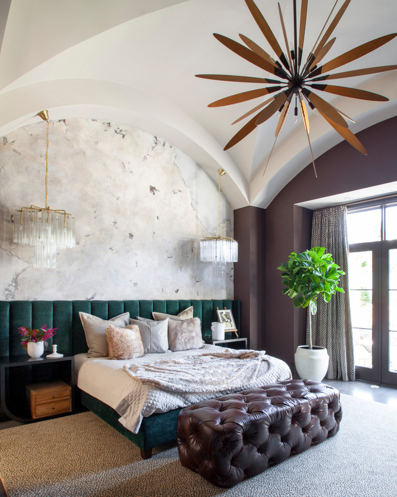 Mediterranes Schlafzimmer mit brauner Wandfarbe, braunem Boden und Tapetenwänden in Charlotte