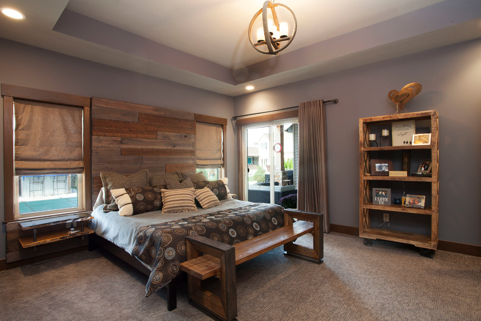 На фото: большая хозяйская спальня в стиле рустика с фиолетовыми стенами и ковровым покрытием без камина