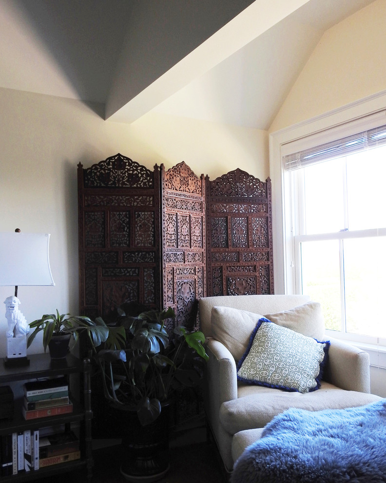 Idéer för mellanstora vintage gästrum, med vita väggar, mellanmörkt trägolv och brunt golv