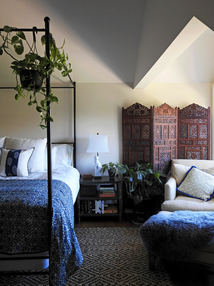 Foto de habitación de invitados clásica renovada de tamaño medio sin chimenea con paredes blancas, suelo de madera en tonos medios y suelo marrón
