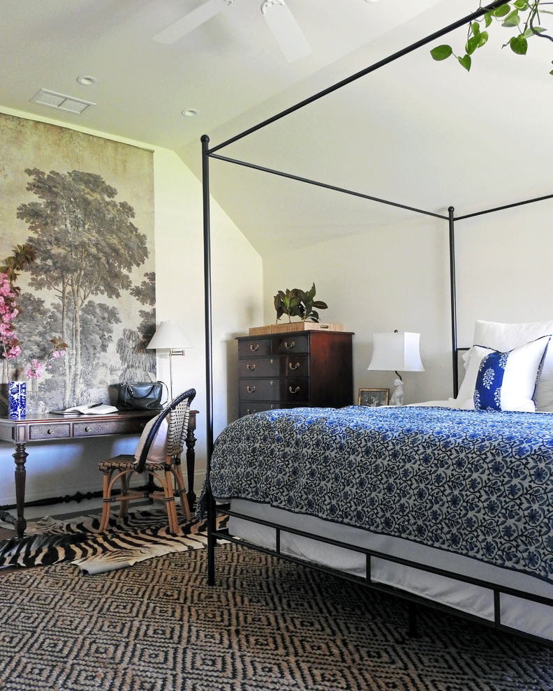 Стильный дизайн: гостевая спальня среднего размера, (комната для гостей) в стиле неоклассика (современная классика) с белыми стенами, паркетным полом среднего тона и коричневым полом без камина - последний тренд