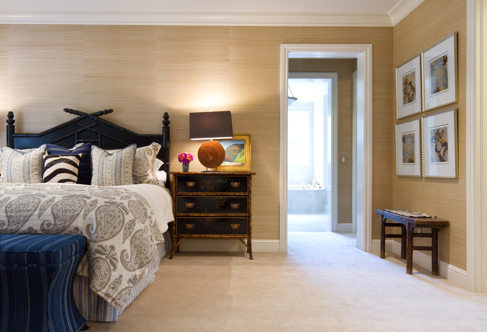 Свежая идея для дизайна: спальня в современном стиле с бежевыми стенами и ковровым покрытием - отличное фото интерьера