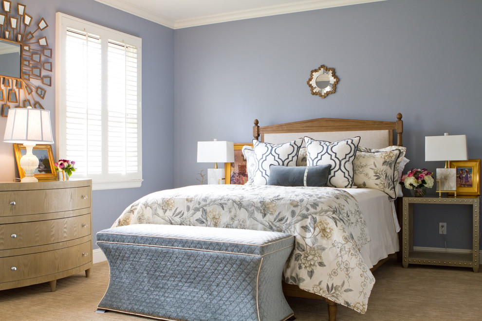 Ejemplo de dormitorio actual con paredes azules y moqueta