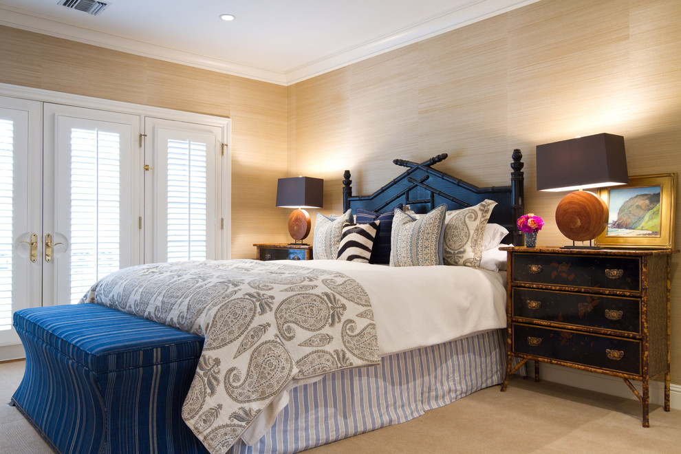 На фото: спальня: освещение в классическом стиле с бежевыми стенами и ковровым покрытием с