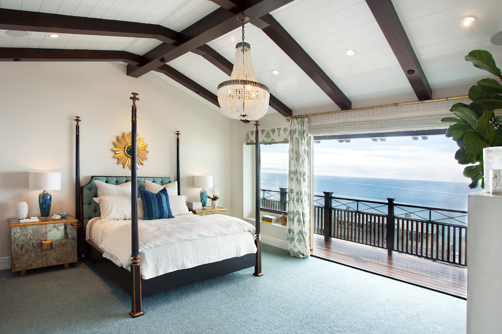 Idée de décoration pour une grande chambre marine avec un mur blanc, une cheminée standard, un manteau de cheminée en plâtre et un sol bleu.
