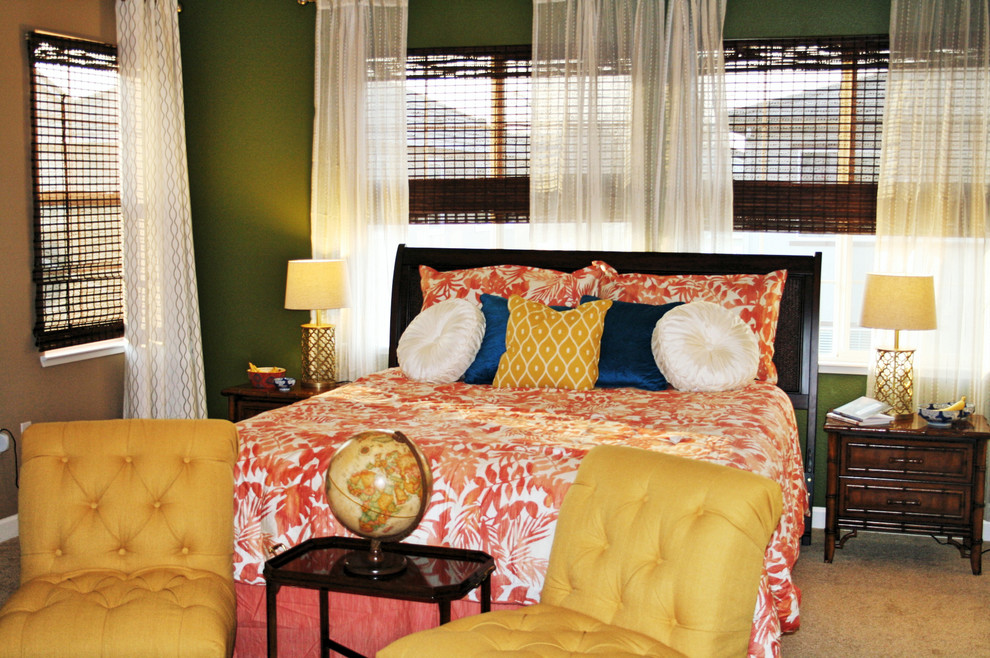 Diseño de dormitorio principal tropical de tamaño medio con moqueta