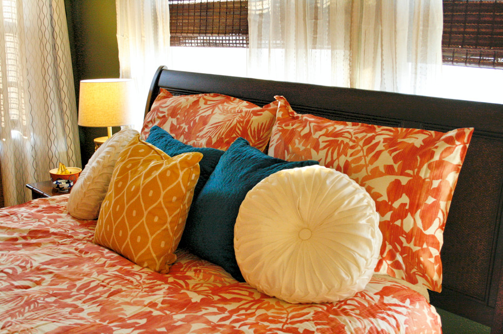 Пример оригинального дизайна: хозяйская спальня среднего размера в морском стиле с ковровым покрытием