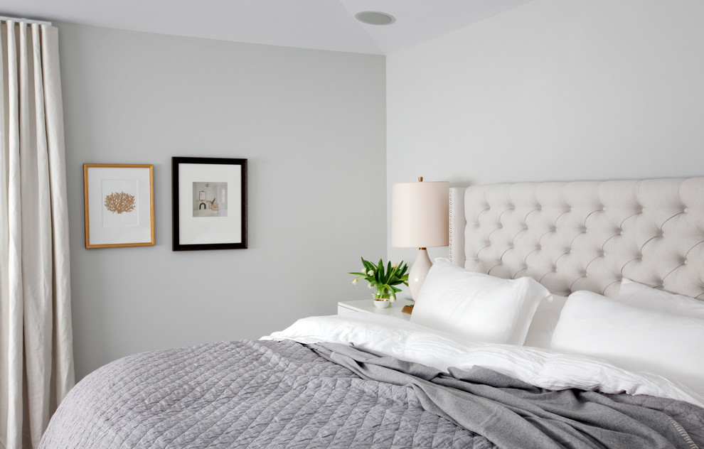 Esempio di una camera da letto classica con pareti bianche