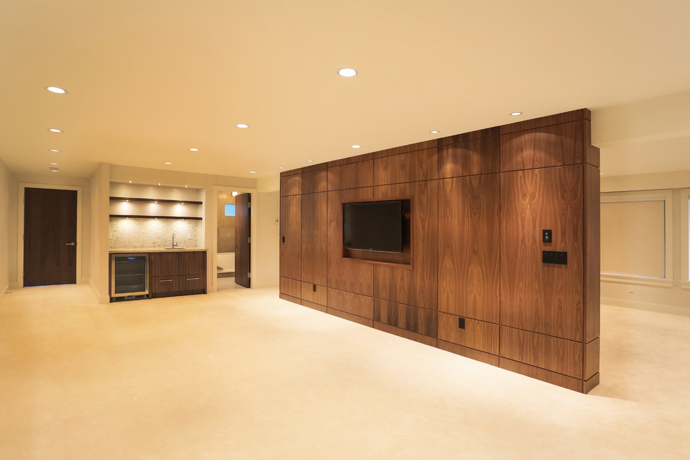 Geräumiges Modernes Hauptschlafzimmer mit beiger Wandfarbe und Teppichboden in Vancouver