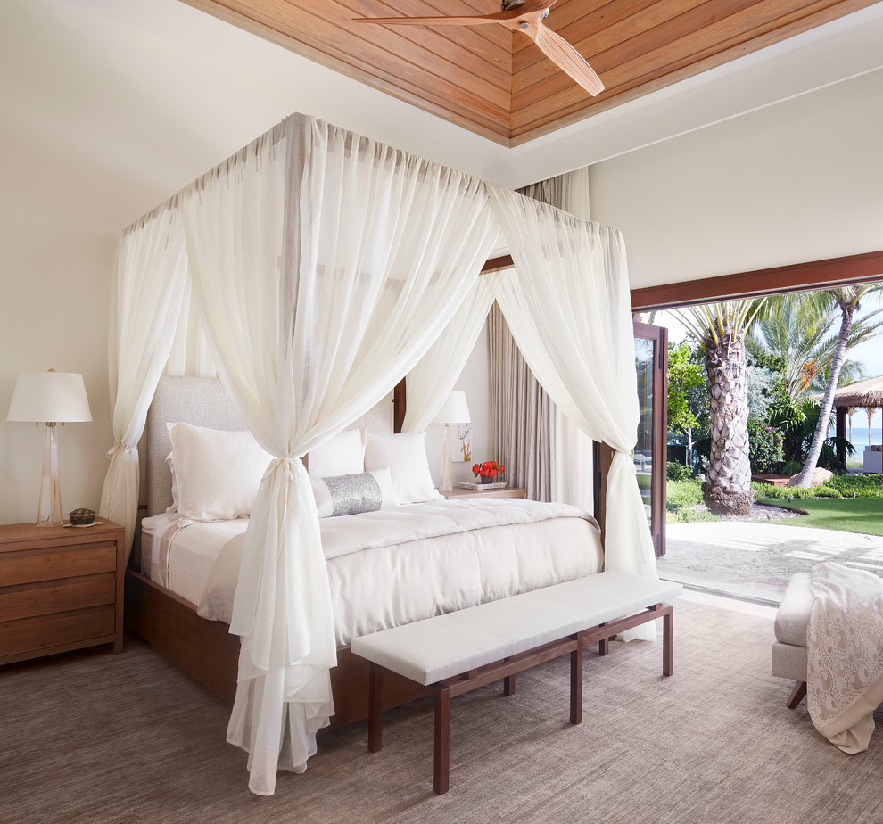 Imagen de dormitorio tropical con paredes blancas
