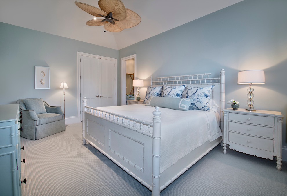 Пример оригинального дизайна: большая гостевая спальня (комната для гостей) в морском стиле с синими стенами и ковровым покрытием без камина