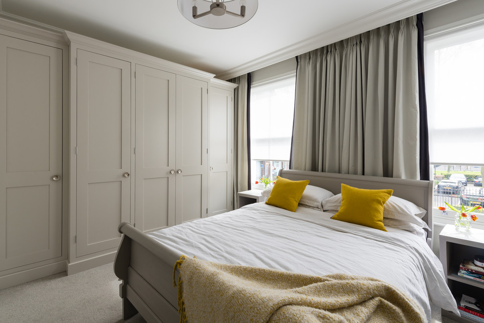 Immagine di una camera da letto chic con pareti grigie, moquette e pavimento grigio