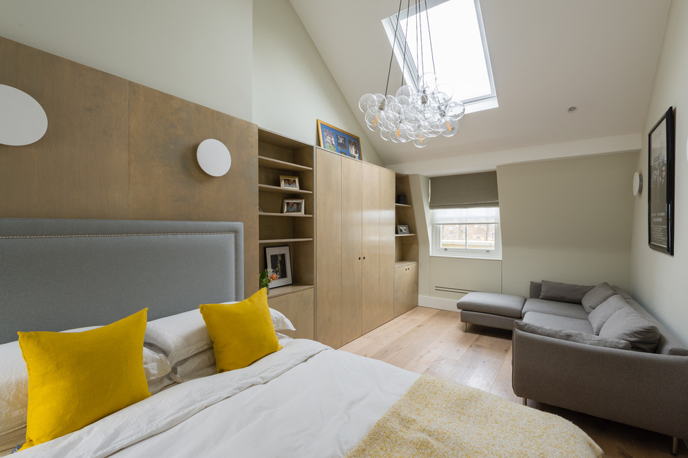 Idee per una camera da letto design con pareti beige, pavimento in legno massello medio e pavimento marrone