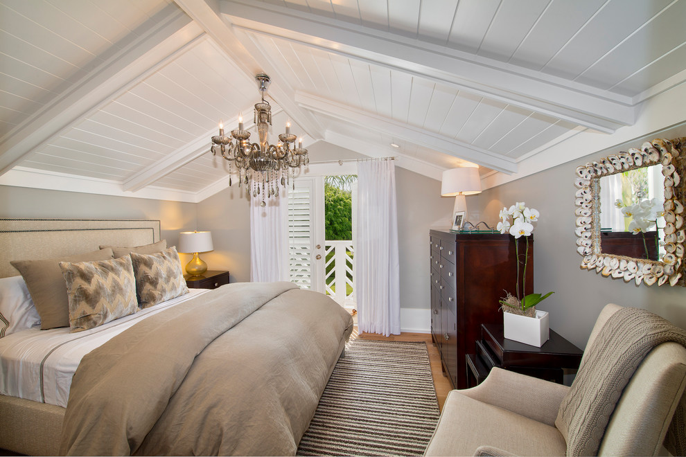 Стильный дизайн: спальня на мансарде в стиле неоклассика (современная классика) с серыми стенами, паркетным полом среднего тона и коричневым полом без камина - последний тренд