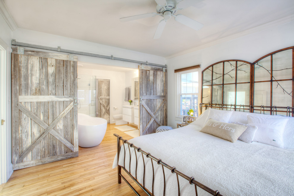 Стильный дизайн: хозяйская спальня среднего размера в стиле фьюжн с белыми стенами и светлым паркетным полом - последний тренд