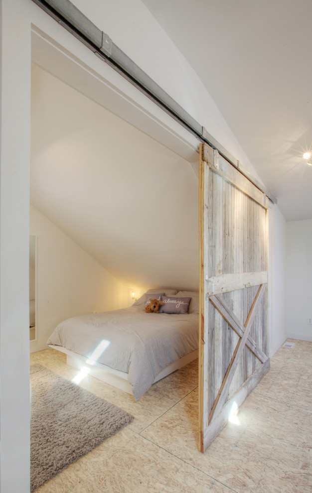 Cette photo montre une petite chambre d'amis éclectique avec un mur blanc et un sol en contreplaqué.