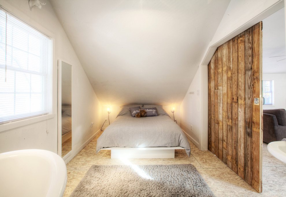 Идея дизайна: маленькая гостевая спальня (комната для гостей) на мансарде в стиле кантри с белыми стенами и полом из фанеры без камина для на участке и в саду