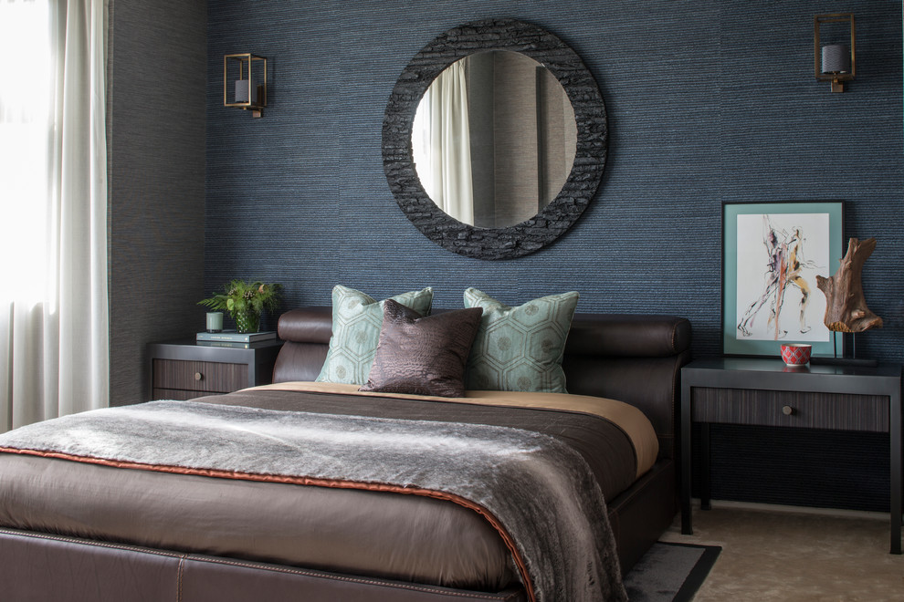 Ispirazione per una camera degli ospiti tradizionale con pareti blu, moquette e pavimento beige