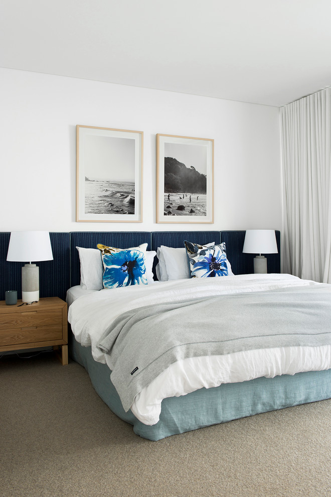 Inspiration för moderna sovrum, med vita väggar, heltäckningsmatta och beiget golv