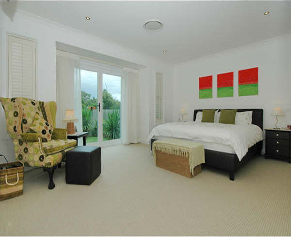 Ejemplo de dormitorio minimalista con paredes blancas y moqueta