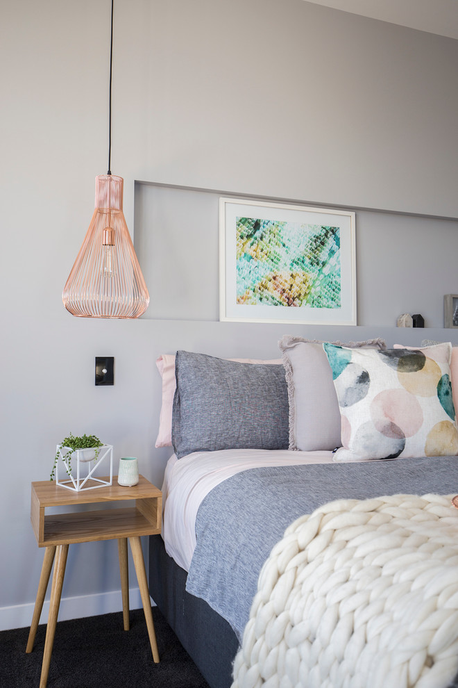 Großes Modernes Hauptschlafzimmer mit grauer Wandfarbe und Teppichboden in Gold Coast - Tweed
