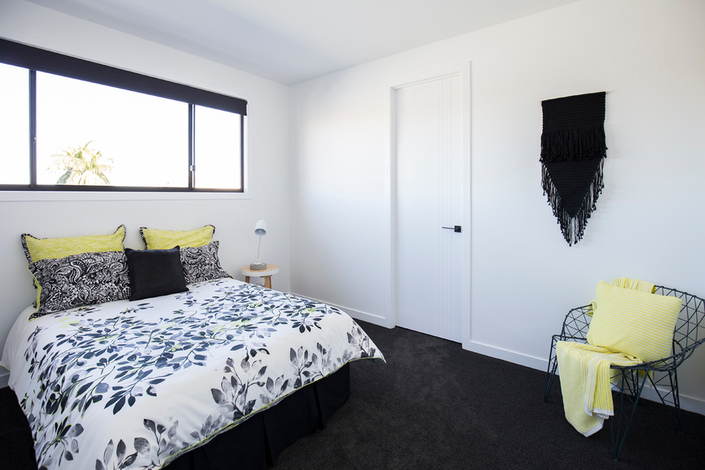 Esempio di una camera degli ospiti minimal di medie dimensioni con pareti bianche e moquette