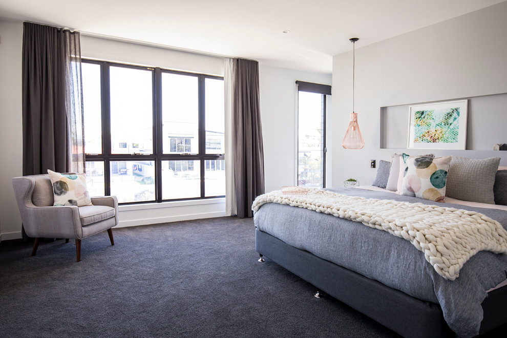 Идея дизайна: большая хозяйская спальня в современном стиле с серыми стенами и ковровым покрытием