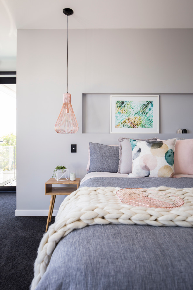 Источник вдохновения для домашнего уюта: большая хозяйская спальня в современном стиле с серыми стенами и ковровым покрытием без камина