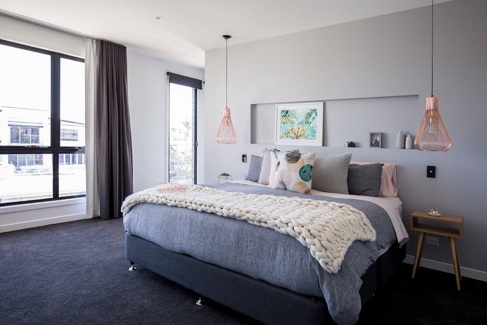На фото: большая спальня в современном стиле с серыми стенами и ковровым покрытием с
