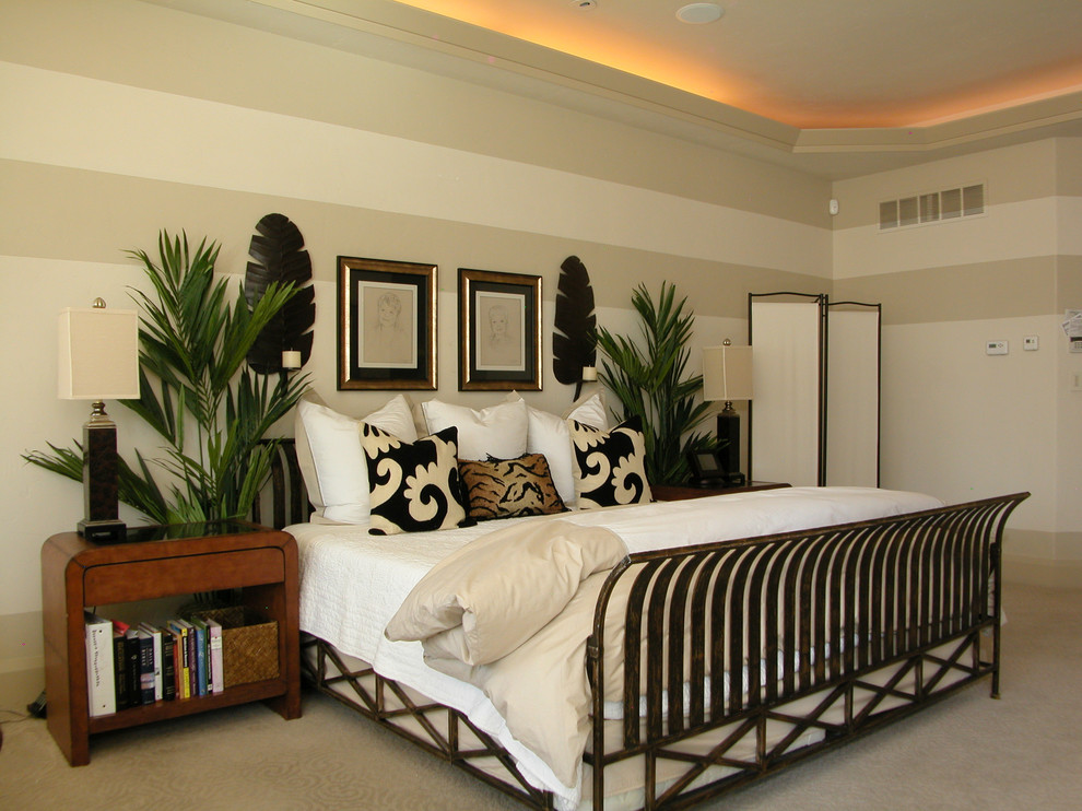 Foto de dormitorio principal tropical de tamaño medio con paredes blancas, moqueta y suelo beige